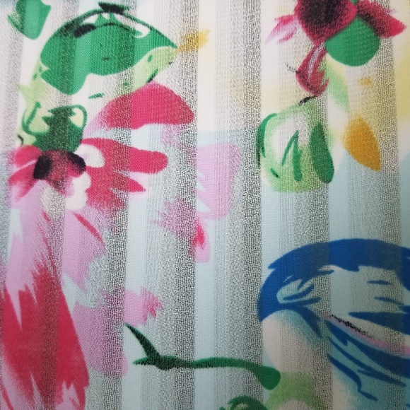 Spring Floral Wrap Top Pleated - Picture 3 of 3